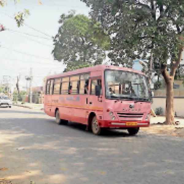 वर्कशॉप में धूल फांक रही महिलाओं के लिए आई ‘गुलाबी’ बसें