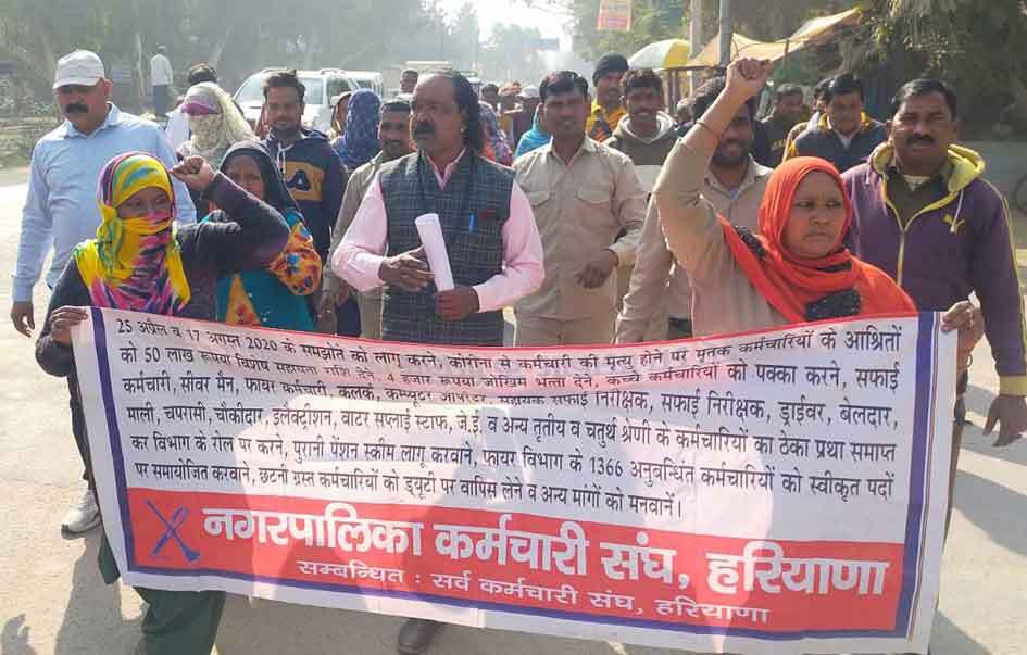 सरकार के खिलाफ रोष, सड़कों पर उतरे सफाई कर्मी