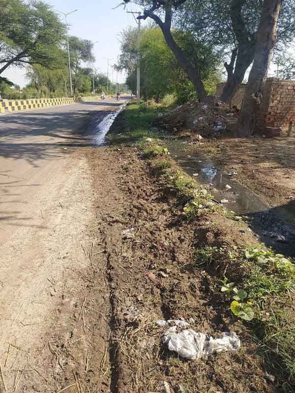 सड़क पर फैला गंदा पानी, डेंगू फैलने का सता रहा डर