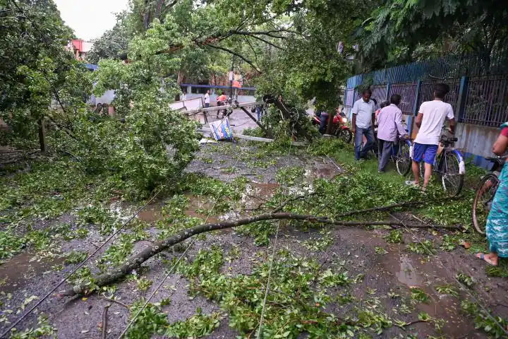 हरियाणा समेत दिल्ली एनसीआर में आंधी-तूफान, पानीपत में गिरा शेड, बिजली गुल