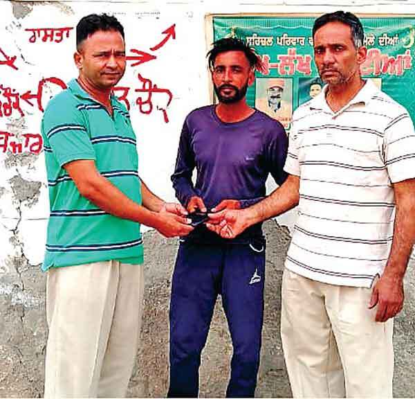 डेरा श्रद्धालुओं ने मोबाईल लौटाकर दिया ईमानदारी का परिचय