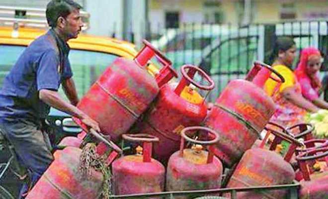 महंगाई की मार : घरेलू रसोई गैस सिलेंडर में 50 रु की बढ़ोतरी