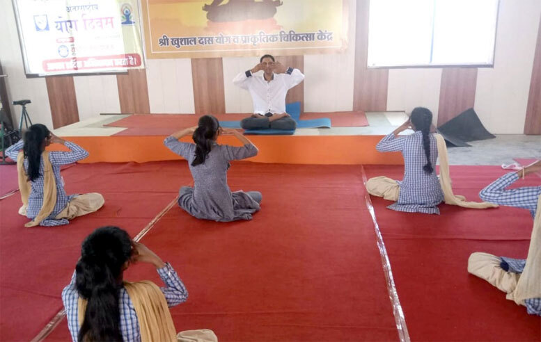 शरीर, मन-आत्मा जोड़ने वाला विज्ञान है योग