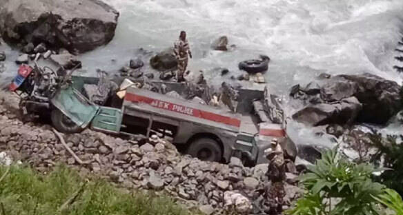 जम्मू-कश्मीर में आईटीबीपी की बस खाई में गिरी, 10 जवानों की मौत, कई घायल