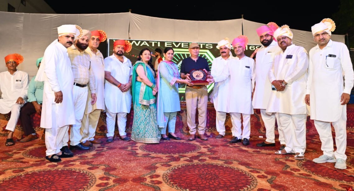 रोटरी एवं लायंस क्लब द्वारा आयोजित डांडिया उत्सव ने खूब रंग जमाया