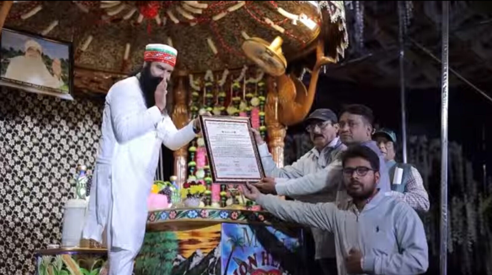 सामाजिक संस्थाओं और उत्तर प्रदेश श्रमजीवी पत्रकार संघ ने पूज्य गुरू जी को दिया सम्मान