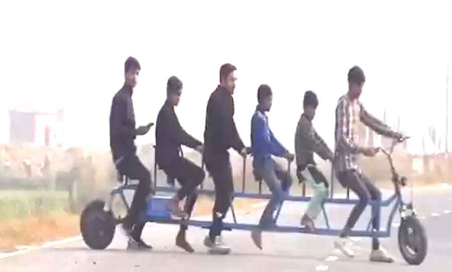 एक युवक ने बनाई 5 लोगों को 160 किलोमीटर ले जाने वाली बैटरी साइकिल
