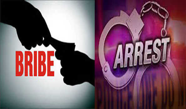 रिश्वत लेने के आरोप में दो पुलिसकर्मियों समेत तीन कर्मचारी गिरफ्तार