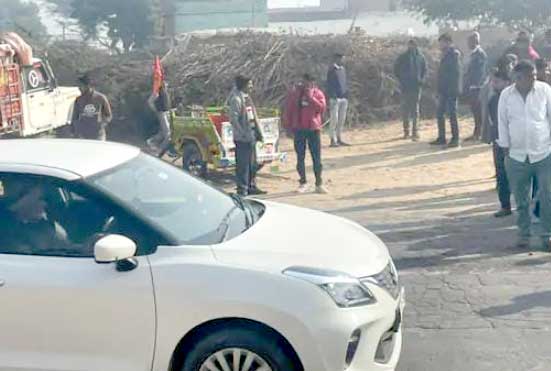 सेबों से भरे ट्रक तले दबे बाइक ट्रॉली सवार सात जने, तीन की मौत