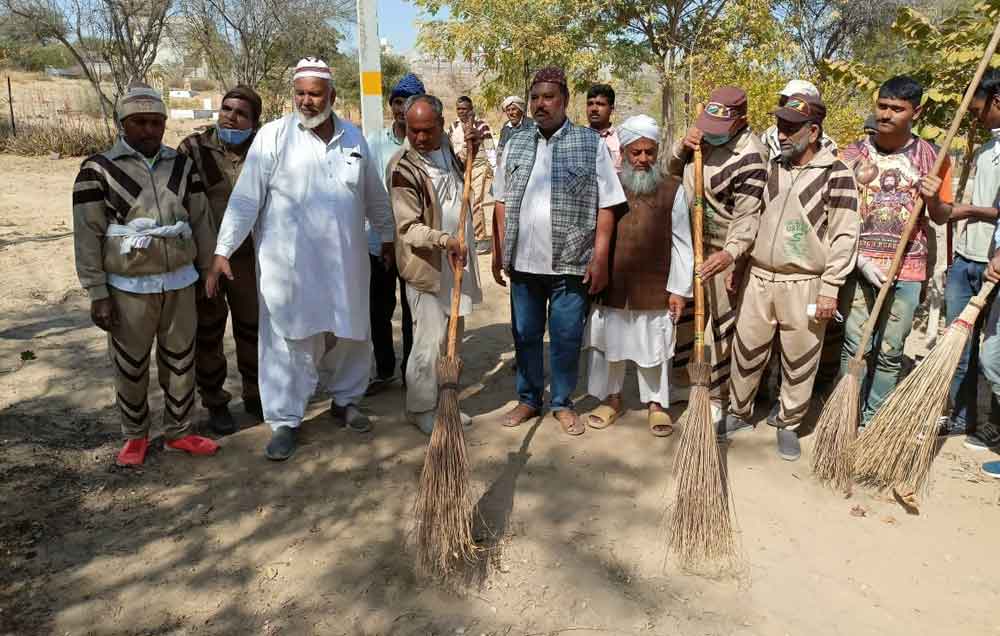 बाड़मेर का कब्रिस्तान को संगत ने किया चकाचक