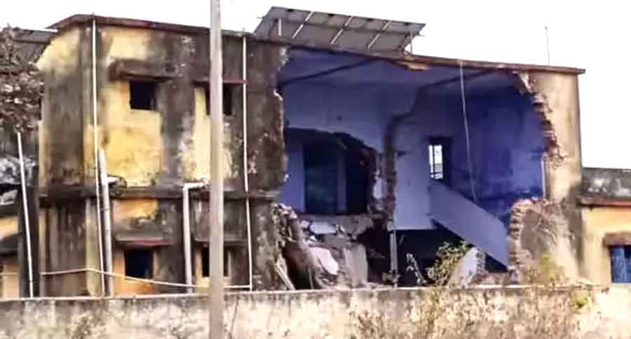 नक्सलियों ने विस्फोट कर पंचायत भवन और पुल उड़ाया