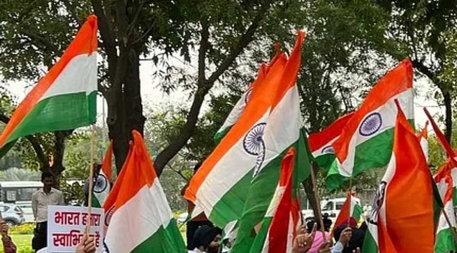 लंदन में खालिस्तानियों का विरोध कर लगया भारतीय झंडा