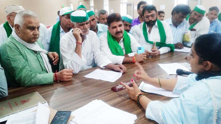 नष्ट हुई फसलों के मुआवजे की  मांग को लेकर गरजे किसान