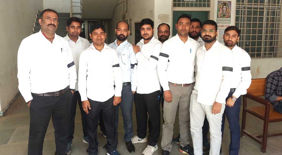 कोर्ट कर्मचारियों ने काली पट्टी बांधकर किया कार्य, जताया विरोध