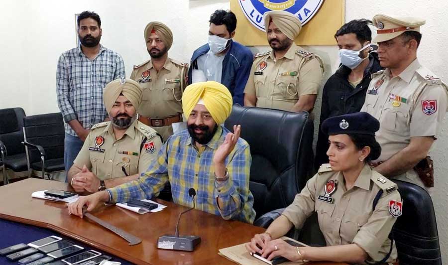 दात दिखाकर लोगों को लूटने वाले दो आरोपी चढ़े पुलिस के हत्थे