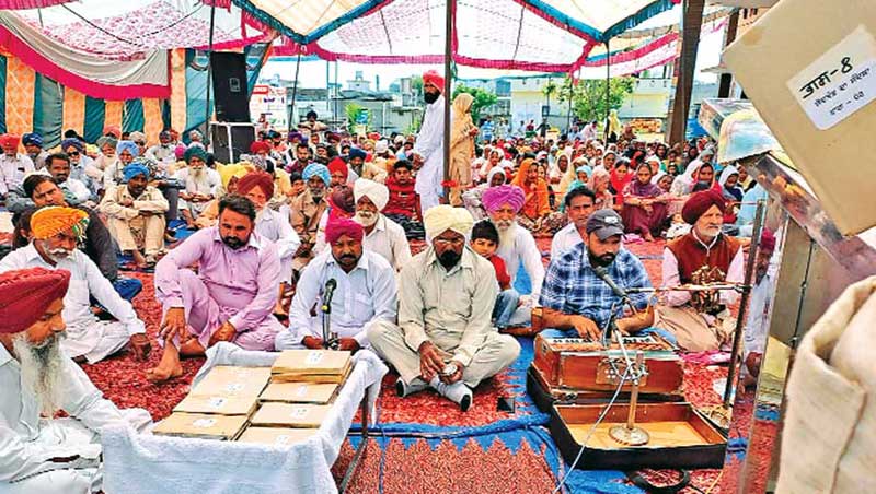 रूहानी स्थापना माह की खुशी में ब्लॉक महल कलां की साध-संगत ने गाया गुरुयश