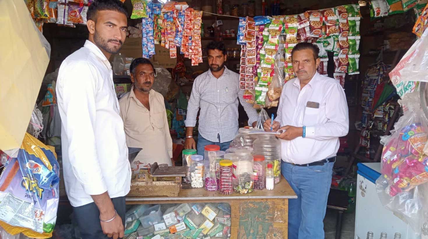 स्वास्थ्य विभाग ने तंबाकू विक्रेताओं का चालान काटा