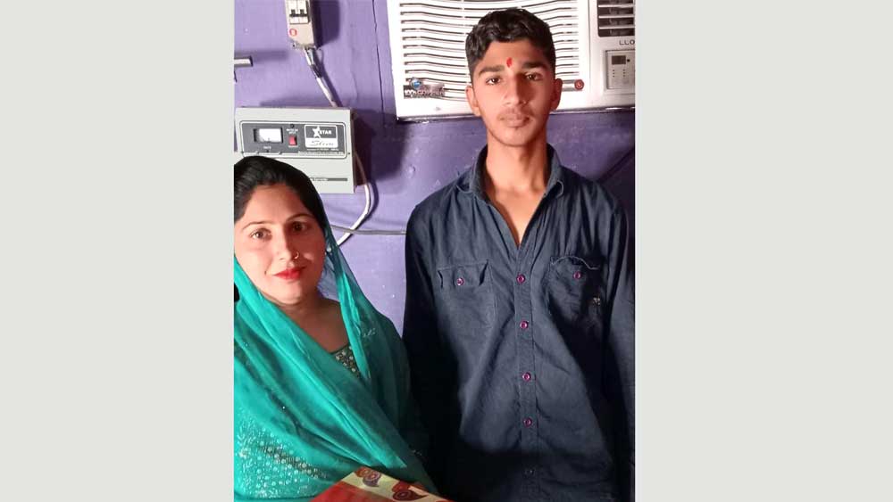 जगनपुर के आदित्य राठौर ने बढ़ाया माता-पिता का मान
