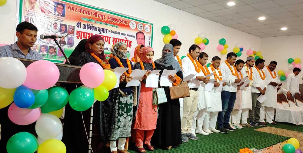 अध्यक्ष व सभासदो को शपथ दिलाते एसडीएम जानसठ
