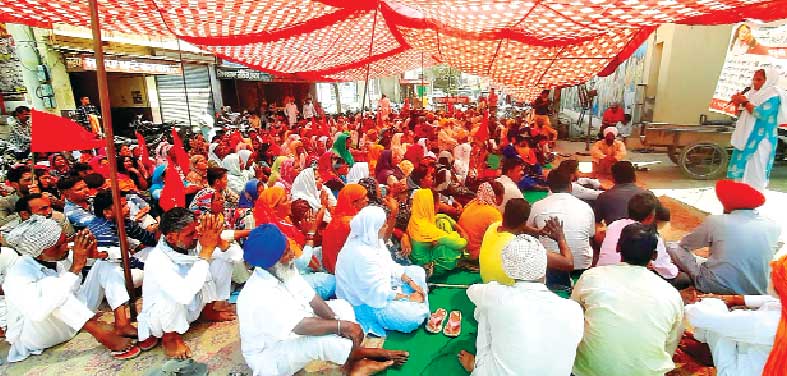 मांगों को लेकर मजदूरों ने कैबिनेट मंत्री अरोड़ा की कोठी समक्ष लगाया पक्का मोर्चा