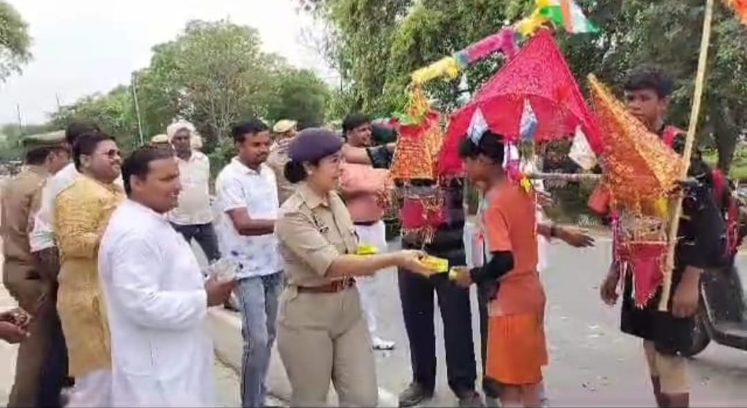 अधीनस्थों के साथ ए एस पी अनुकृति शर्मा ने की कांवड़ियों पर पुष्प वर्षा
