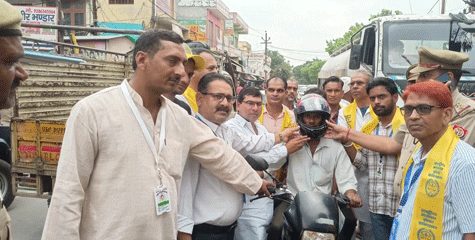 समाजसेवियों ने वाहन चालकों को सड़क सुरक्षा के प्रति किया जागरूक