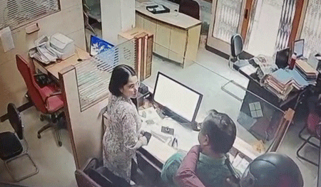 सातरोड में मैनेजर पर पिस्तौल तानकर लूट