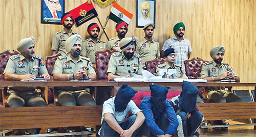 दोहरा हत्याकांड : 16 घंटों में एक नाबालिग सहित 4 गिरफ्तार