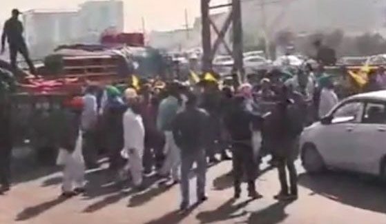 गन्ना किसानों के अनिश्चितकालीन धरने से जालंधर-लुधियाना हाईवे पर भारी जाम