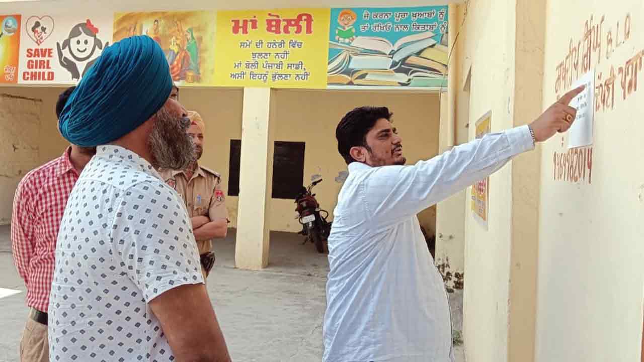 लोकसभा चुनाव: निर्वाचन अधिकारी ने मतदान केंद्रों की चैकिंग की