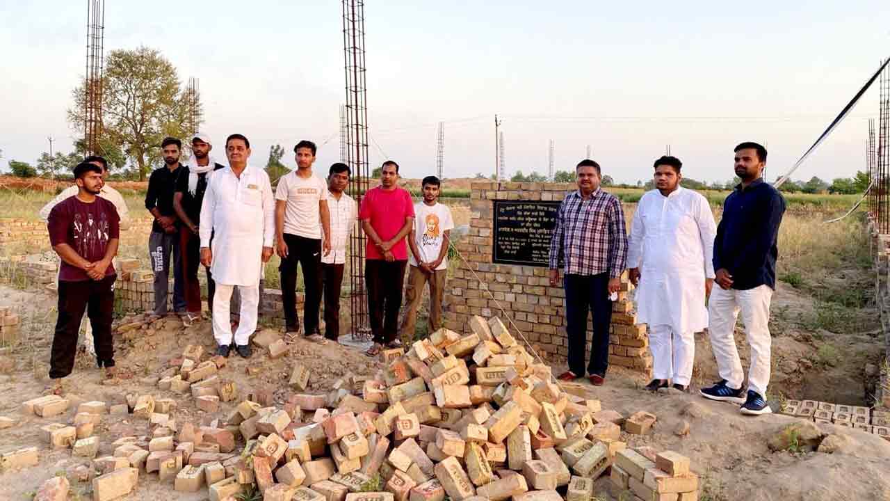 सरकार द्वारा गौशाला के शैडों का कार्य रोकने से ग्रामीणों में रोष