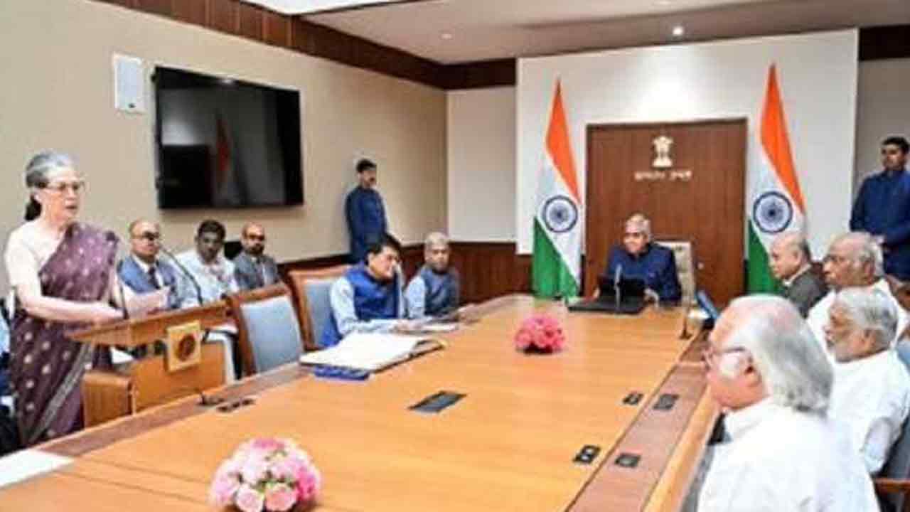 सोनिया गांधी ने राज्यसभा सदस्य के रूप में शपथ ली