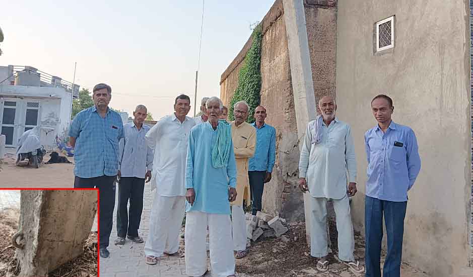 टूटे विद्युत पोल बदलवाने की माँग को लेकर ग्रामीणों ने किया प्रदर्शन
