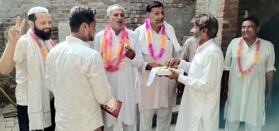 इकरा हसन की जीत पर खूब मनाया जश्न, बांटी मिठाई
