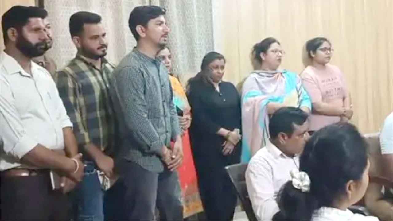 विधायक का बिजली दफ्तर में छापा, कई कर्मचारी गैरहाजिर मिले