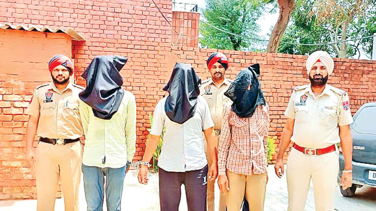 पिस्तौल की नोक पर लूटपाट करने वाले तीन लुटेरे गिरफ्तार, मामला दर्ज