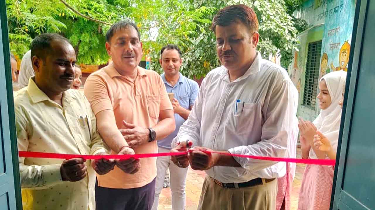 खंड शिक्षा अधिकारी ने किया स्मार्ट क्लास का शुभारंभ