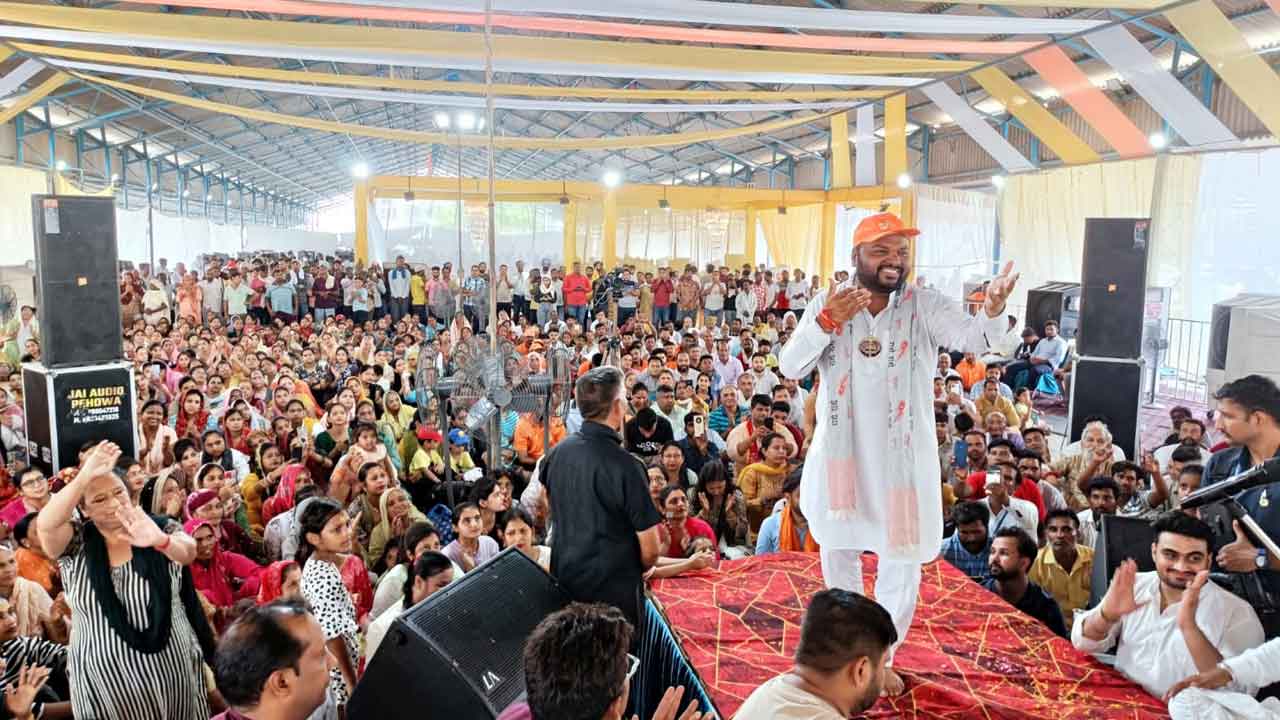 गायक कन्हैया लाल मित्तल का धर्म नगरी पिहोवा में जोरदार स्वागत