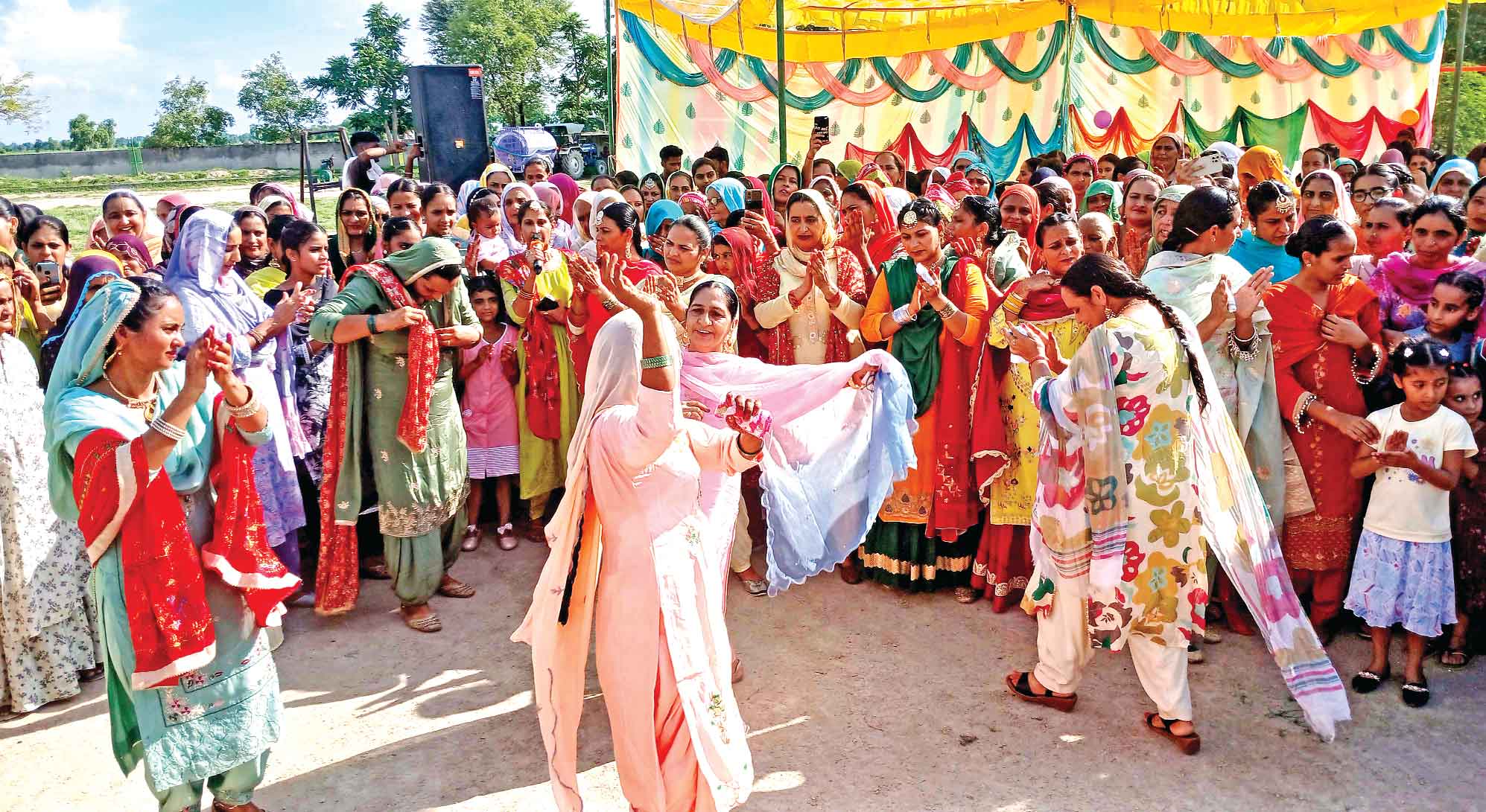 …वर्षों बाद मिलीं बचपन की सहेलियां तो हो गई आंखें नम’