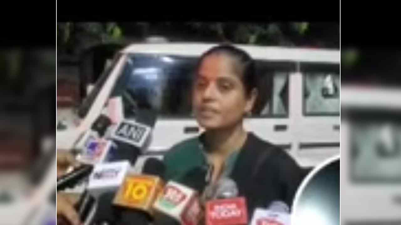 Bribe: देवबंद से चकबंदी अधिकारी को 50 हजार रूपये की रिश्वत लेते पकड़ा