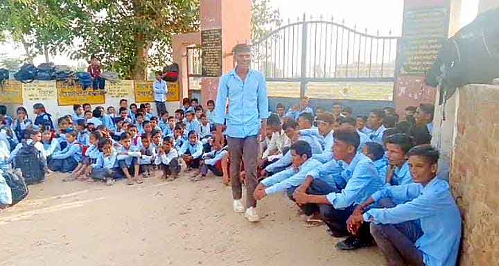 Hanumangarh News: विद्यार्थियों ने विद्यालय पर की तालाबंदी
