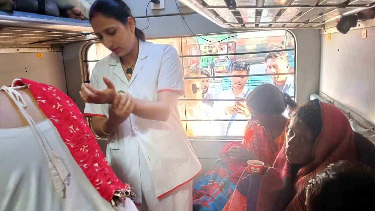 Railway: मानवता की दिखी मिशाल, ट्रेन में महिलाओं ने कराया प्रसव