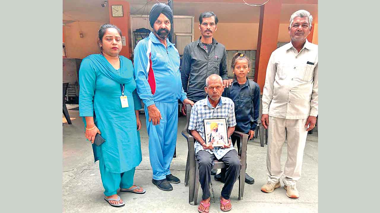 डेरा श्रद्धालुओं ने मंदबुद्धि व्यक्ति को परिवार से मिलवाकर निभाया इन्सानियत का फर्ज
