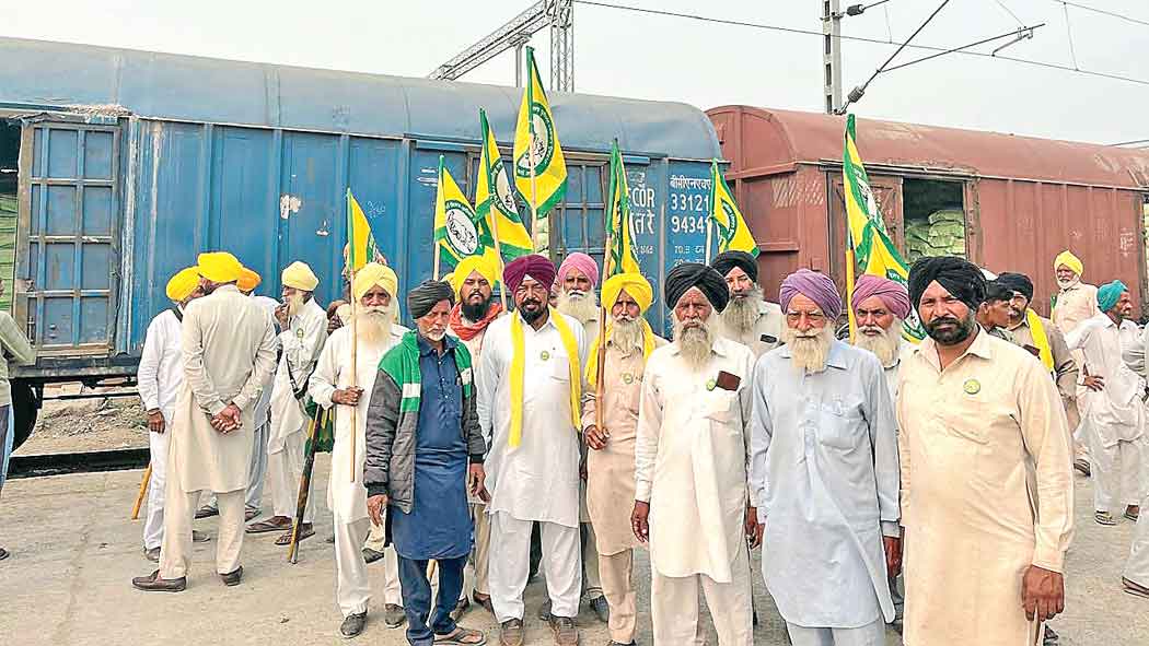 Farmers: किसानों ने रेलवे स्टेशन पर डीएपी रैक का किया घेराव