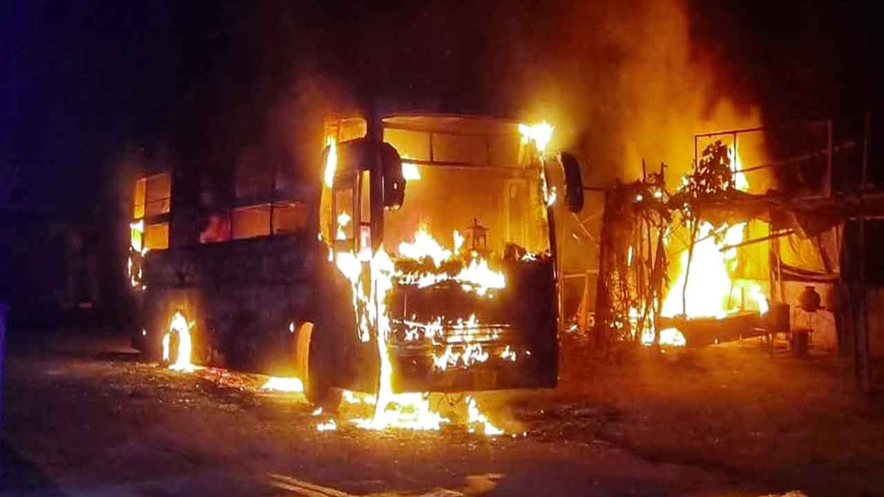 Bus Fire: धमाके के साथ निजी बस में लगी आग