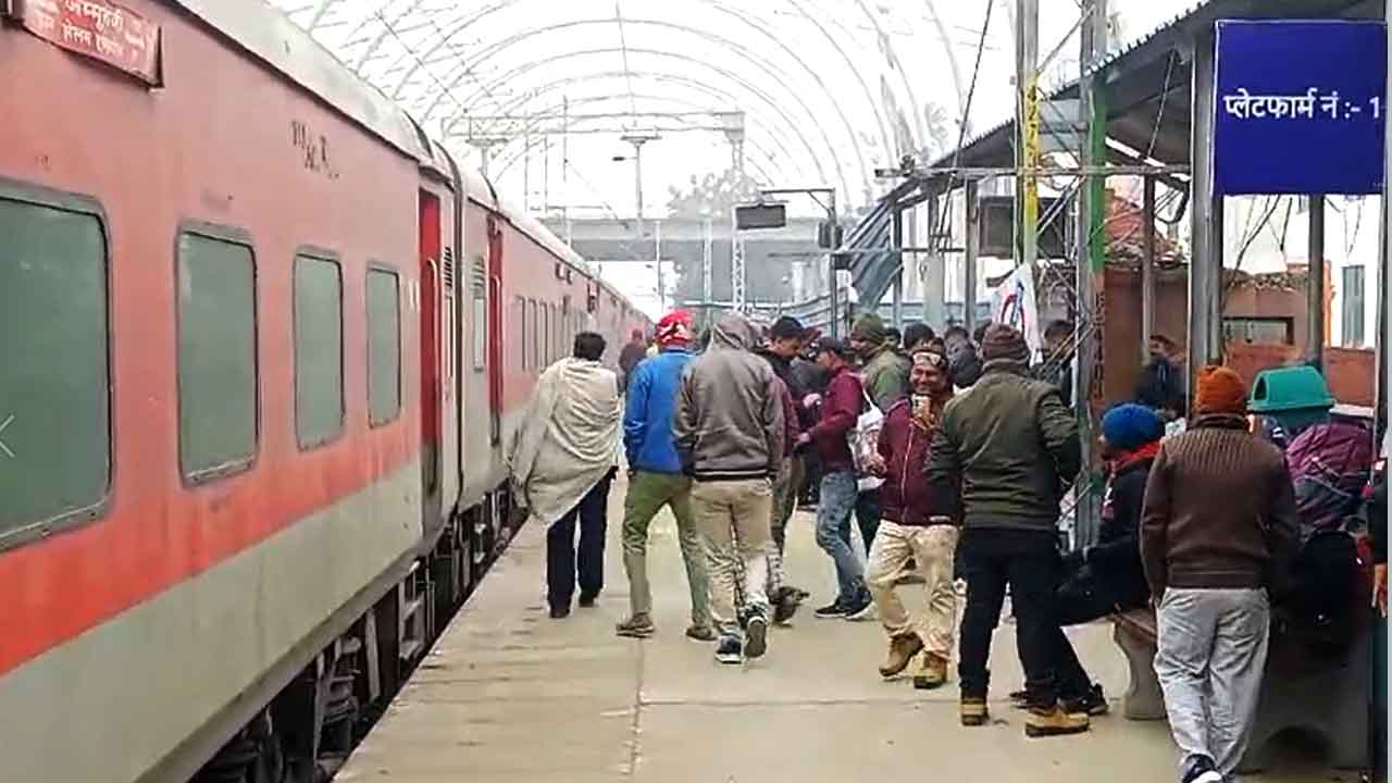 Indian Railways: झेलम एक्सप्रेस को जालंधर कैंट पर रोका