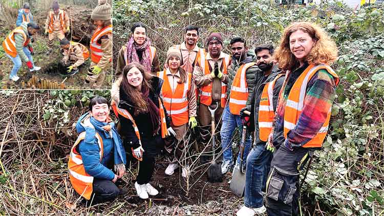 London: लंदन के सेवादारों ने दुर्लभ प्रजाति के पौधों को स्थानांतरित करने में की मदद