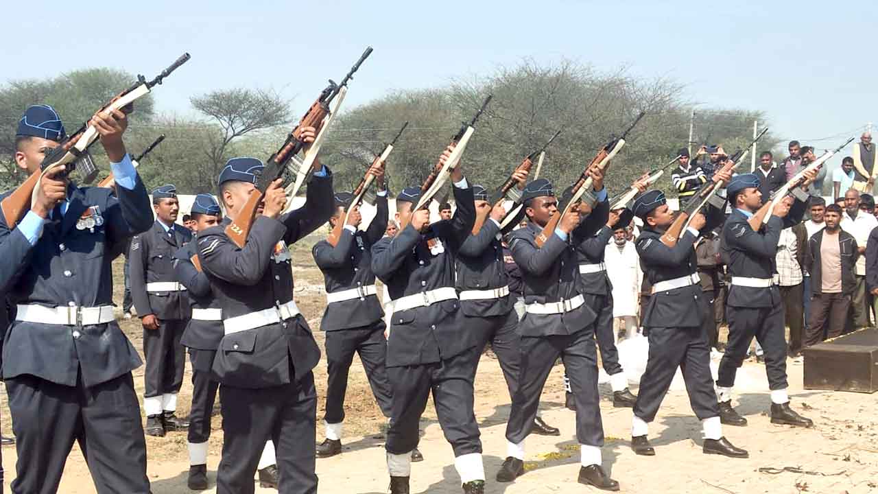 सैनिक सम्मान के साथ हुआ वायुसेना में कॉरपोरल मंजीत कुमार का अंतिम संस्कार