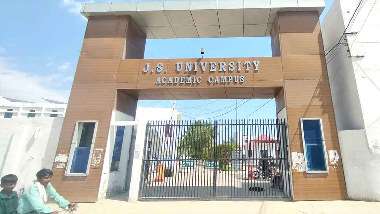 JS University Case: शिकोहाबाद पुलिस चांसलर को रिमांड पर लेने की तैयारी में, खुलेगा फर्जी डिग्रियों का राज