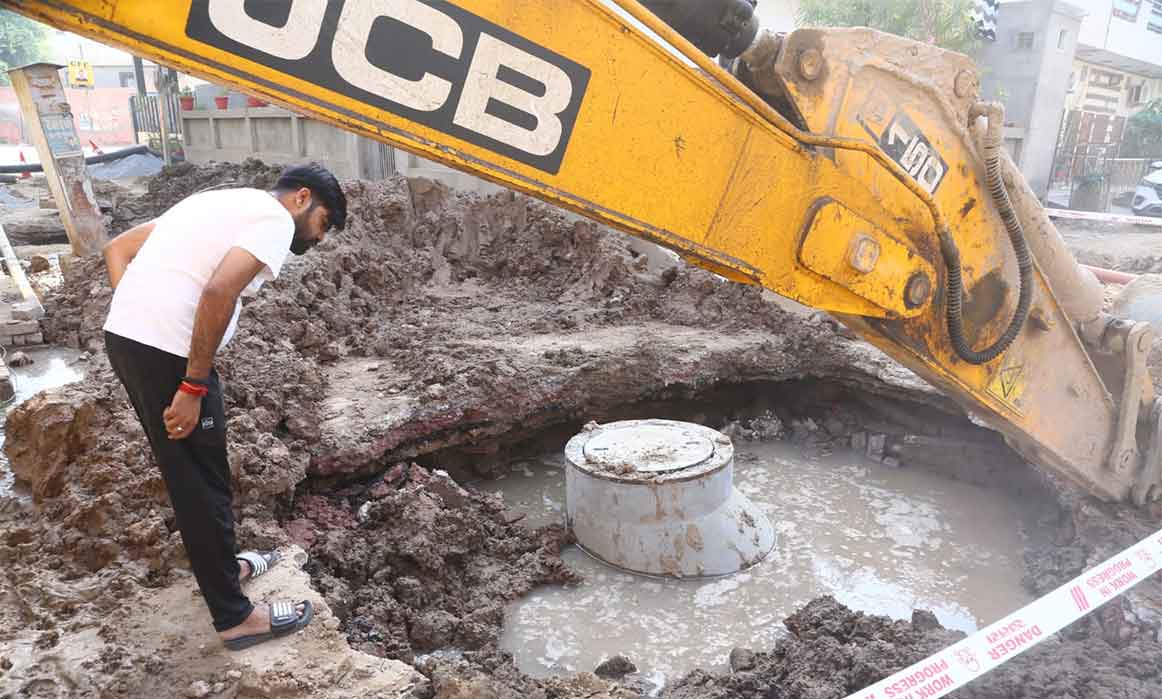 कॉलोनीवासियों के लिए जी का जंजाल बना सीवरेज लाइन बिछाने का कार्य